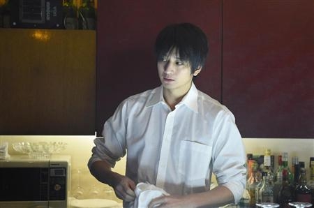 向井理、圧巻のスーツ姿 隠れ家バーで大人の余裕 美しい所作にスタッフから感嘆の声