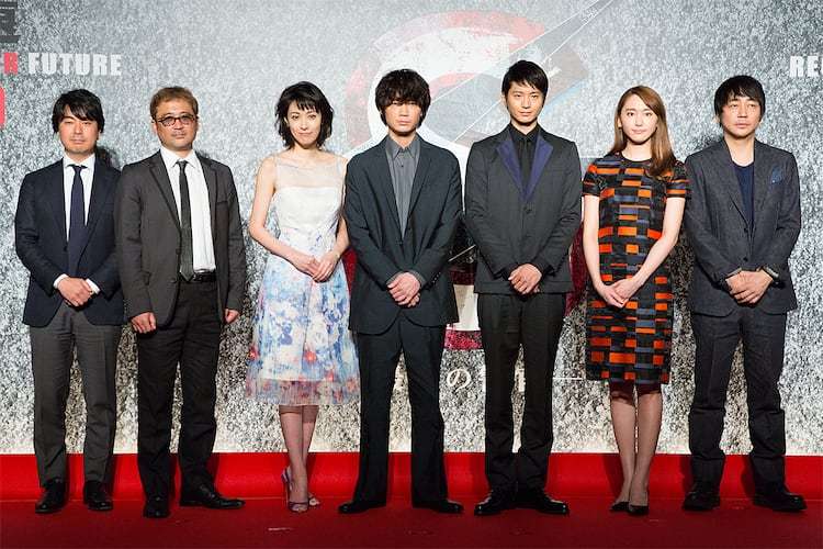 向井理、圧巻のスーツ姿 隠れ家バーで大人の余裕 美しい所作にスタッフから感嘆の声