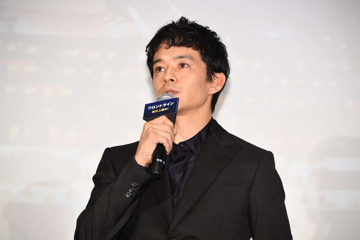 【独自】小栗旬、沖縄旅行で見せた“オーラなし”パパ姿…社長業の傍ら2カ月連続の「家族サービス」