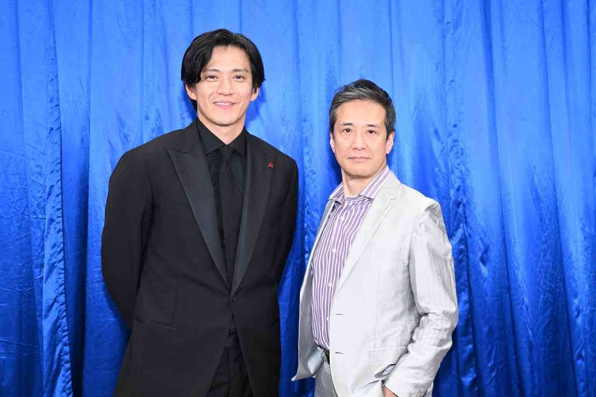 【独自】小栗旬、沖縄旅行で見せた“オーラなし”パパ姿…社長業の傍ら2カ月連続の「家族サービス」