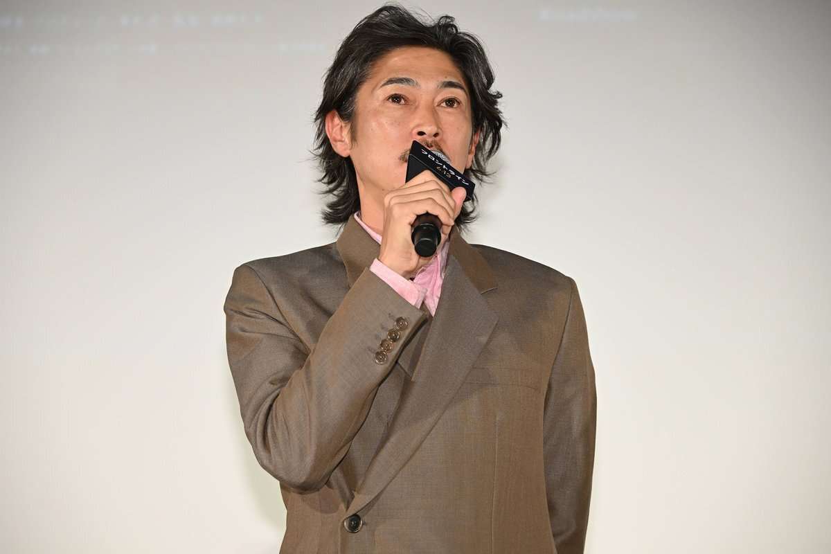 【独自】小栗旬、沖縄旅行で見せた“オーラなし”パパ姿…社長業の傍ら2カ月連続の「家族サービス」