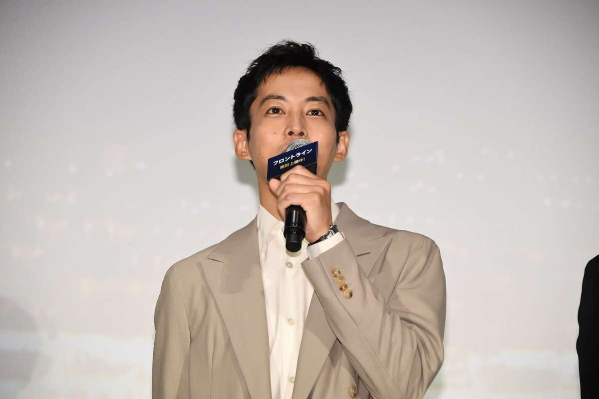 【独自】小栗旬、沖縄旅行で見せた“オーラなし”パパ姿…社長業の傍ら2カ月連続の「家族サービス」
