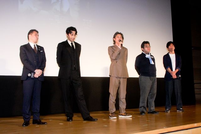 【独自】小栗旬、沖縄旅行で見せた“オーラなし”パパ姿…社長業の傍ら2カ月連続の「家族サービス」