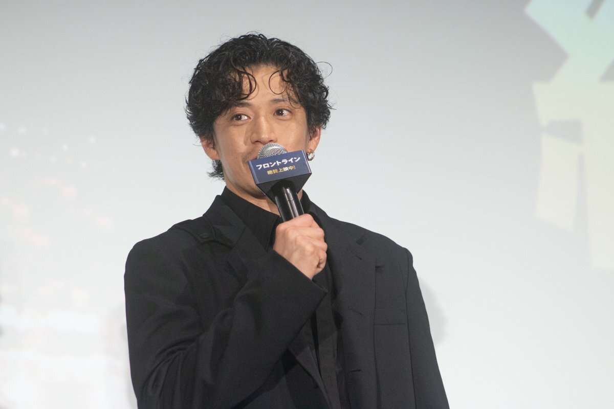 【独自】小栗旬、沖縄旅行で見せた“オーラなし”パパ姿…社長業の傍ら2カ月連続の「家族サービス」