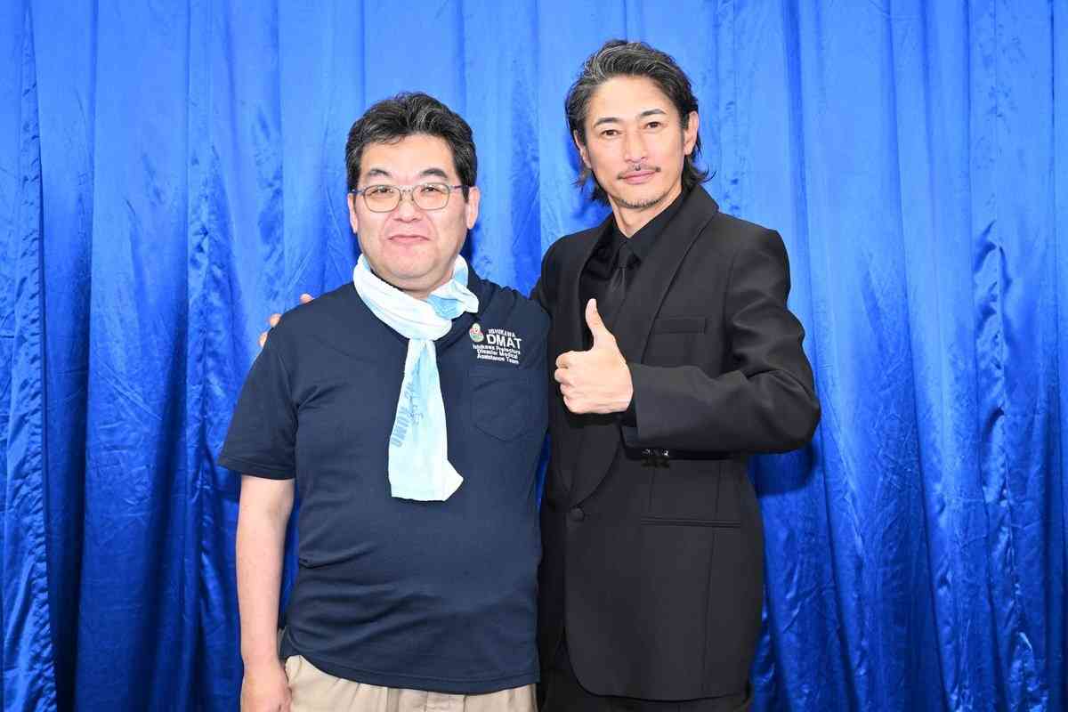 【独自】小栗旬、沖縄旅行で見せた“オーラなし”パパ姿…社長業の傍ら2カ月連続の「家族サービス」