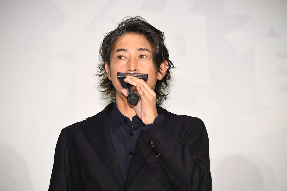 【独自】小栗旬、沖縄旅行で見せた“オーラなし”パパ姿…社長業の傍ら2カ月連続の「家族サービス」