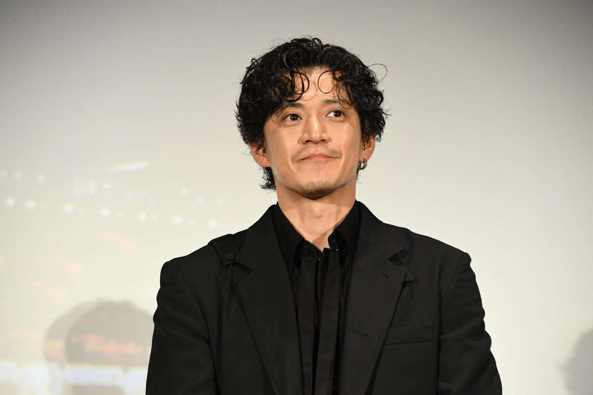 【独自】小栗旬、沖縄旅行で見せた“オーラなし”パパ姿…社長業の傍ら2カ月連続の「家族サービス」