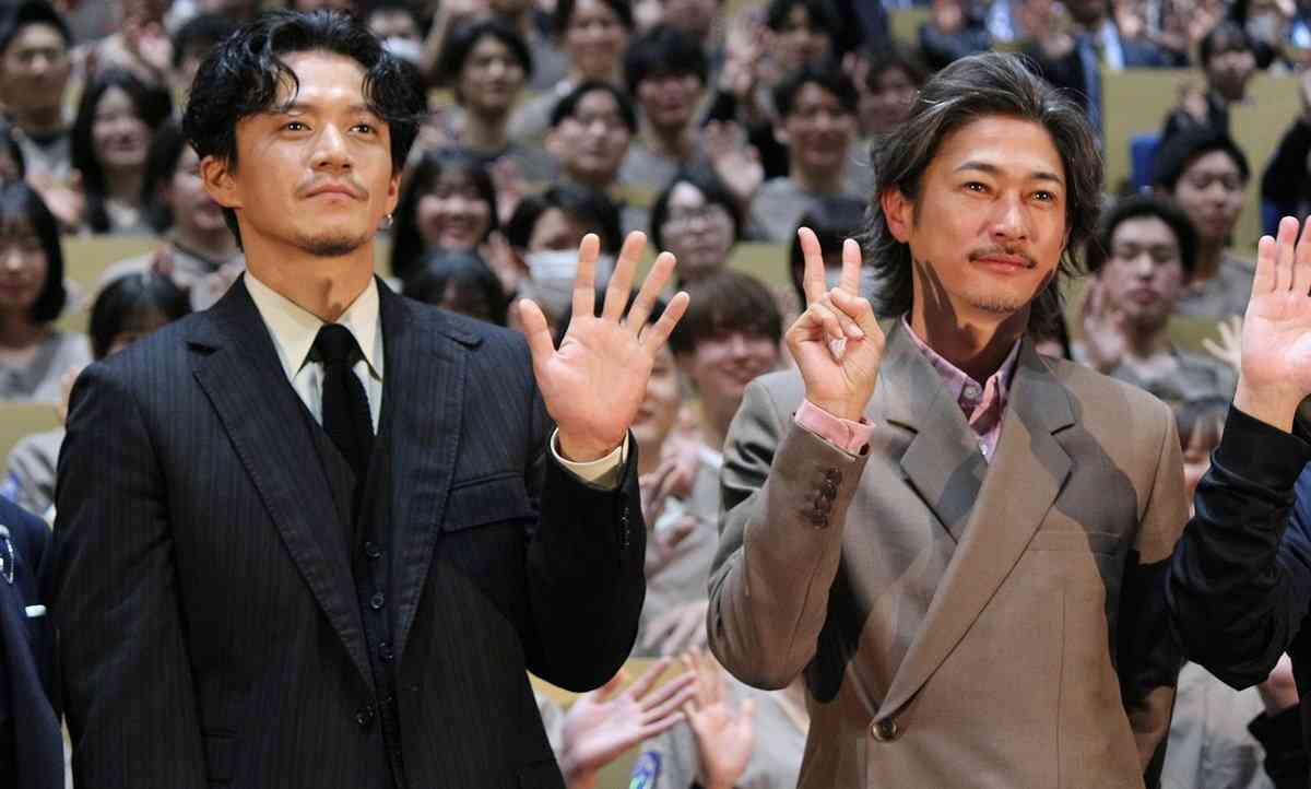 【独自】小栗旬、沖縄旅行で見せた“オーラなし”パパ姿…社長業の傍ら2カ月連続の「家族サービス」