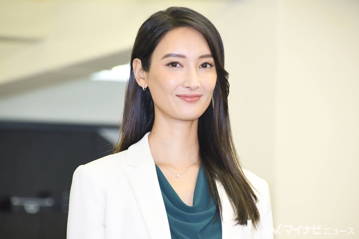 日焼け肌で頬もほっそり…見た目変わった「菜々緒」アラフォー突入でワイルドなギャル路線に?