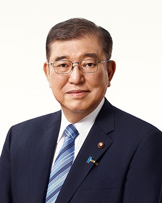 悠仁さまの成年を祝う昼食会での石破首相の乾杯マナーが物議、専門家も「口をつけるのが早すぎた」