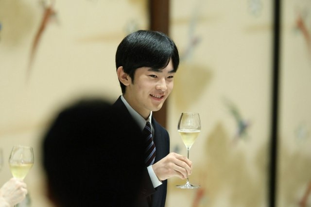 悠仁さまの成年を祝う昼食会での石破首相の乾杯マナーが物議、専門家も「口をつけるのが早すぎた」