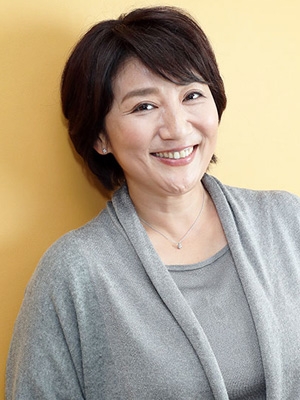 山口智子『ぐちバカリ』で際立った“大御所仕草”に戸惑いの声…「MC遮り」「足組み扇子」で毒舌連発