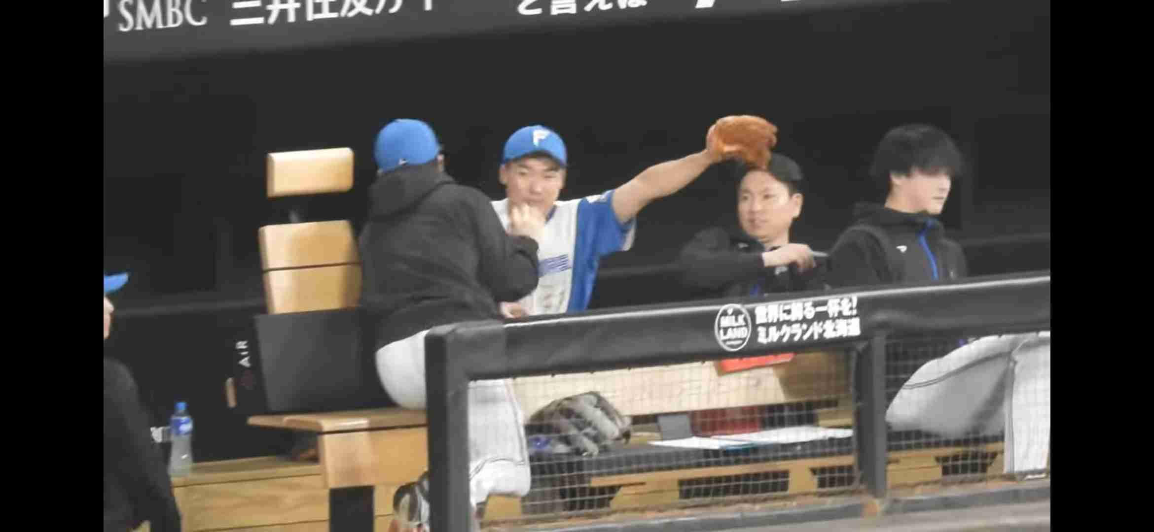 日本ハム発表　八木コーチは病院で検査　意識あり会話もできる状態　試合中に折れたバットが頭部直撃