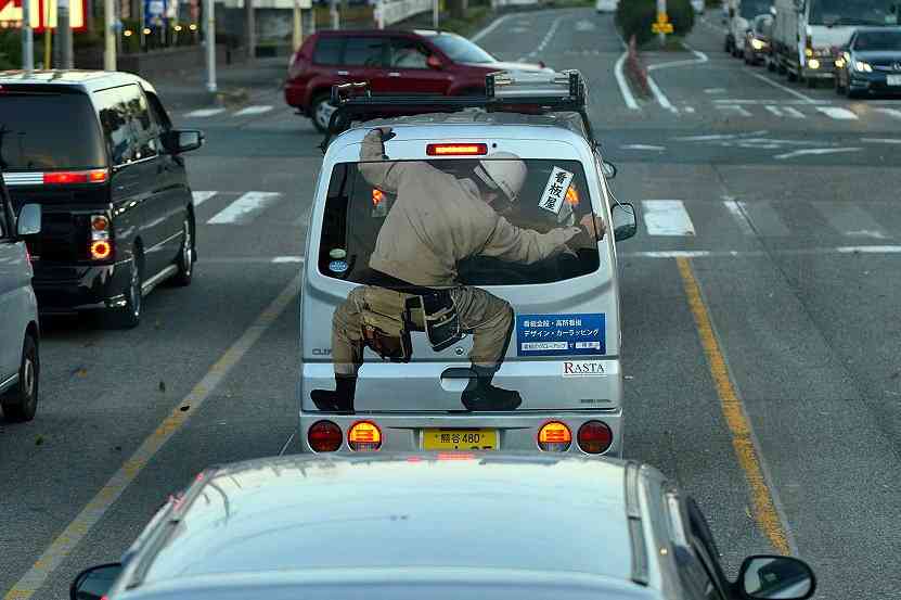 「死亡する危険性認識できず」車のドアミラーにしがみついた交際相手の男性を振り落とし殺害しようとしたか　35歳女逮捕