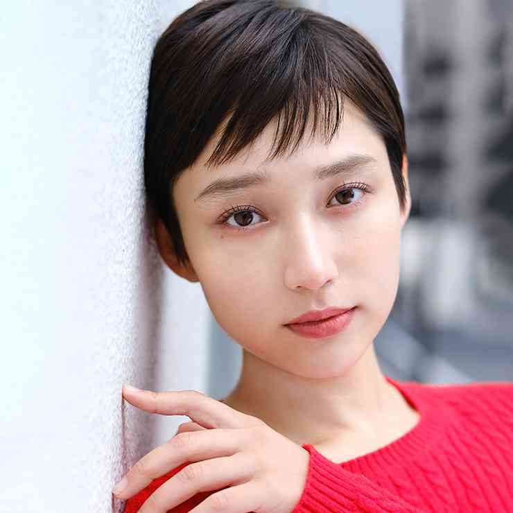 白本彩奈が「ポッキー」新イメージキャラクターに「革命的な驚き」新CMで真っ赤な衣装姿披露