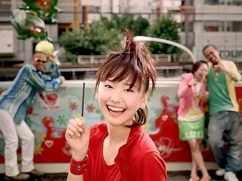 白本彩奈が「ポッキー」新イメージキャラクターに「革命的な驚き」新CMで真っ赤な衣装姿披露