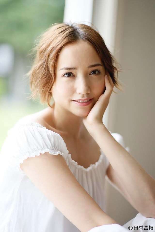 白本彩奈が「ポッキー」新イメージキャラクターに「革命的な驚き」新CMで真っ赤な衣装姿披露