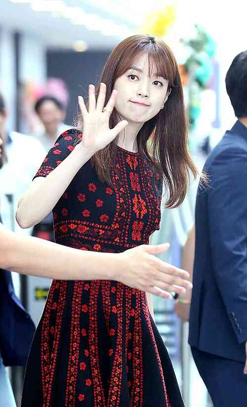 小栗旬、Netflixドラマ共演のハン・ヒョジュとの“距離が近すぎる”と心配の声　見つめ合ったりハートを作ったりイチャイチャ