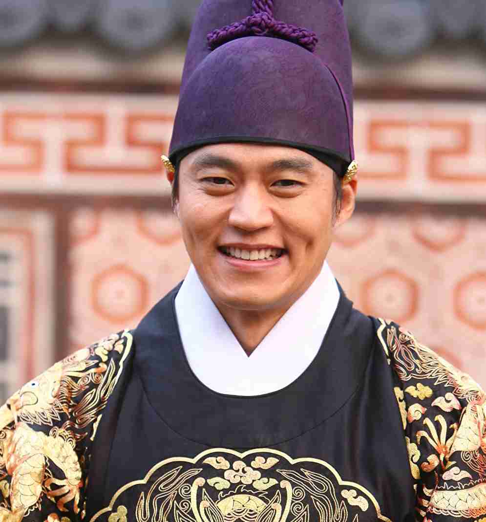 小栗旬、Netflixドラマ共演のハン・ヒョジュとの“距離が近すぎる”と心配の声　見つめ合ったりハートを作ったりイチャイチャ