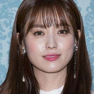 小栗旬、Netflixドラマ共演のハン・ヒョジュとの“距離が近すぎる”と心配の声　見つめ合ったりハートを作ったりイチャイチャ