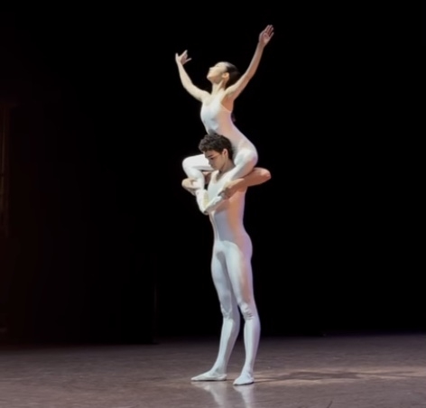 知念里奈　「念願の肩車！」19歳バレエダンサー長男と水遊び親子S「カップルにしか…」　夫は井上芳雄