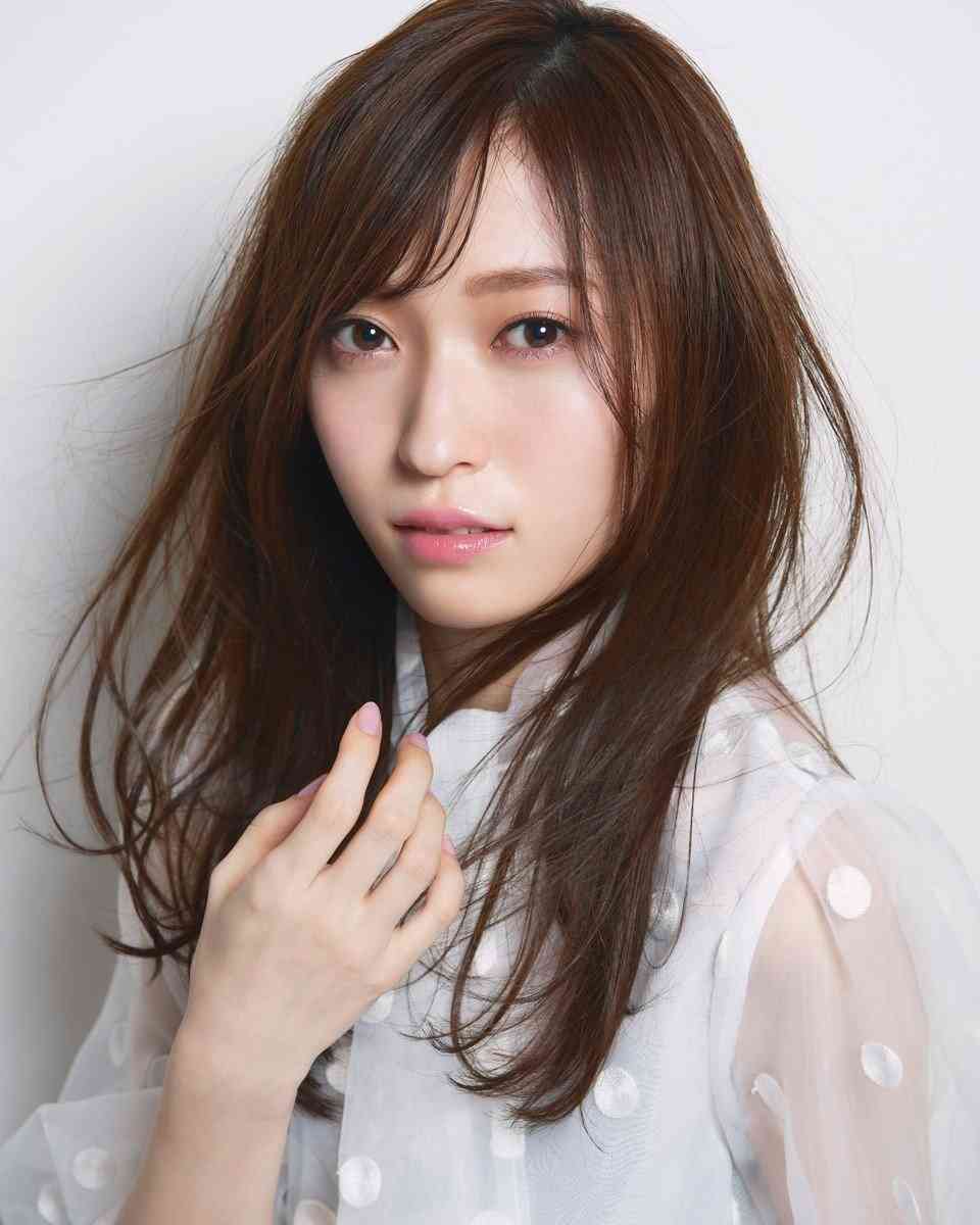 元NGT48山口真帆、ほっそり脚ミニワンピ姿で30歳誕生日「また美人度が増したね」