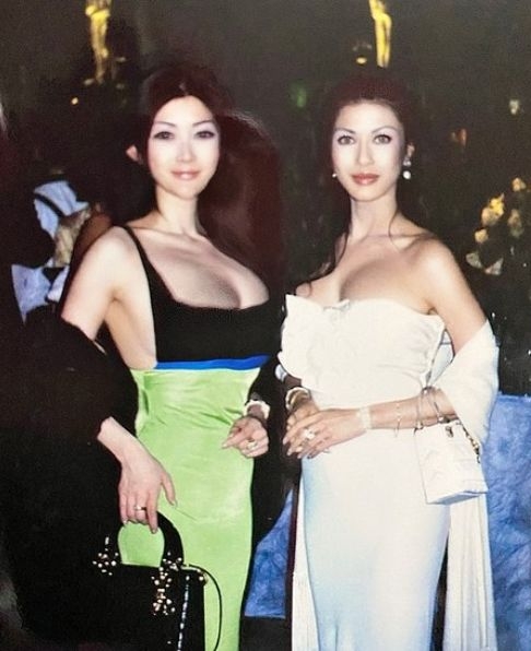 叶姉妹、セレブで流行中の「ブラレット姿」公開で視線集まる“美腹筋”に「トレーニング週何回？」SNS騒然