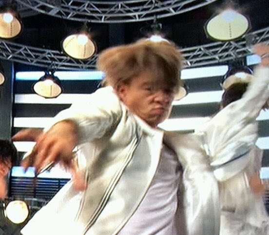 日本初の『炎上展』ポスターが“改変”されて炎上！“アイスの上に寝転ぶバイトテロ”に「なんで女にすり替えてんの？」