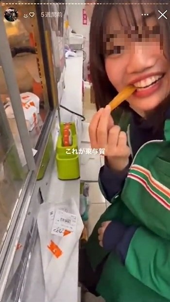 日本初の『炎上展』ポスターが“改変”されて炎上！“アイスの上に寝転ぶバイトテロ”に「なんで女にすり替えてんの？」