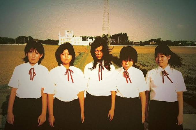 日本初の『炎上展』ポスターが“改変”されて炎上！“アイスの上に寝転ぶバイトテロ”に「なんで女にすり替えてんの？」