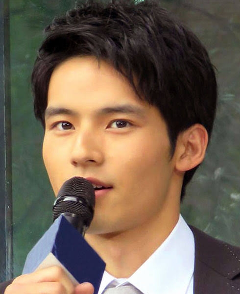 イメージ激変の人気俳優に「吹き飛んだ」「印象違くてびっくり」「タバコ…」「ワイルド」7年前から変ぼうの水上恒司