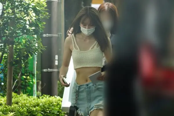 山本舞香も実践　K-POP中心に広がる“下着見せコーデ”に分かれる賛否「さすがに下品」現地で指摘の声も