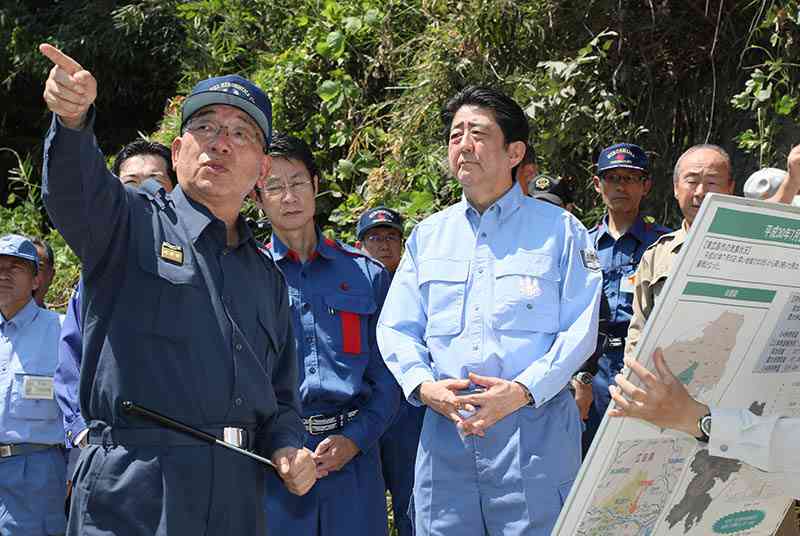 田久保市長、台風被害状況の視察を報告も...防災服自撮りが不評 「自撮りはいらんやろ」の声