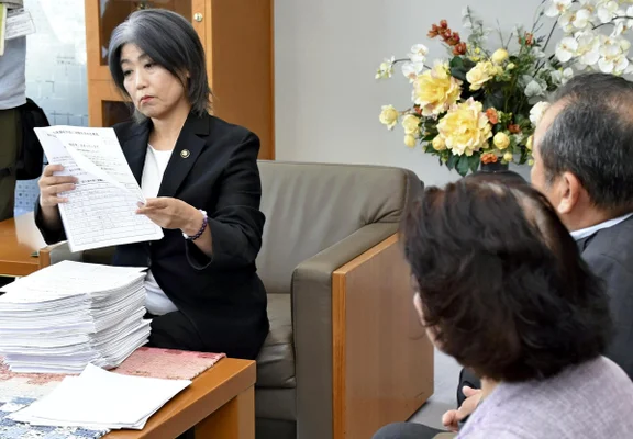 田久保市長、台風被害状況の視察を報告も...防災服自撮りが不評 「自撮りはいらんやろ」の声