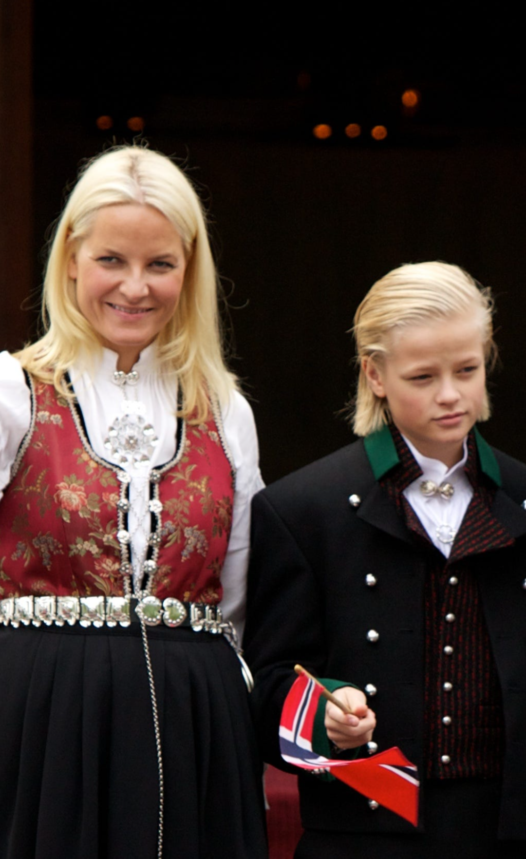 皇太子妃の長男「リトル・マリウス」の転落「愛すべき象徴が今や犯罪の象徴」ノルウェー王室を揺るがす32件起訴の衝撃