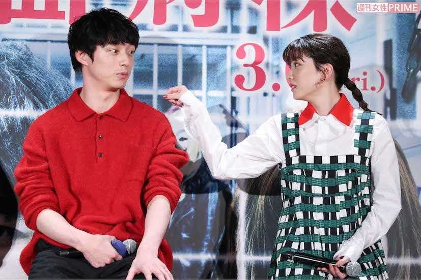 【永野芽郁と三角関係】坂口健太郎　ド派手短パンメガネ姿も“骨くっきり”の激やせ具合に広がる心配