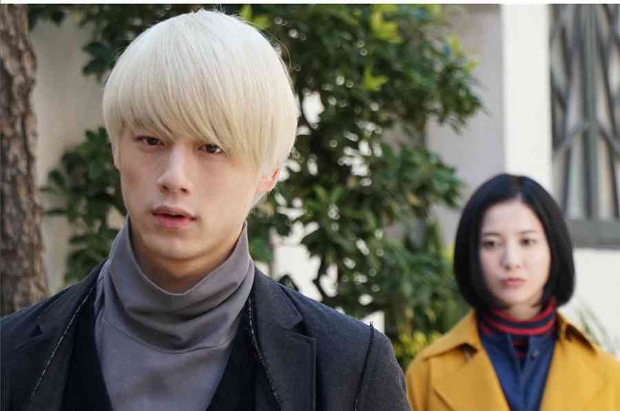 【永野芽郁と三角関係】坂口健太郎　ド派手短パンメガネ姿も“骨くっきり”の激やせ具合に広がる心配