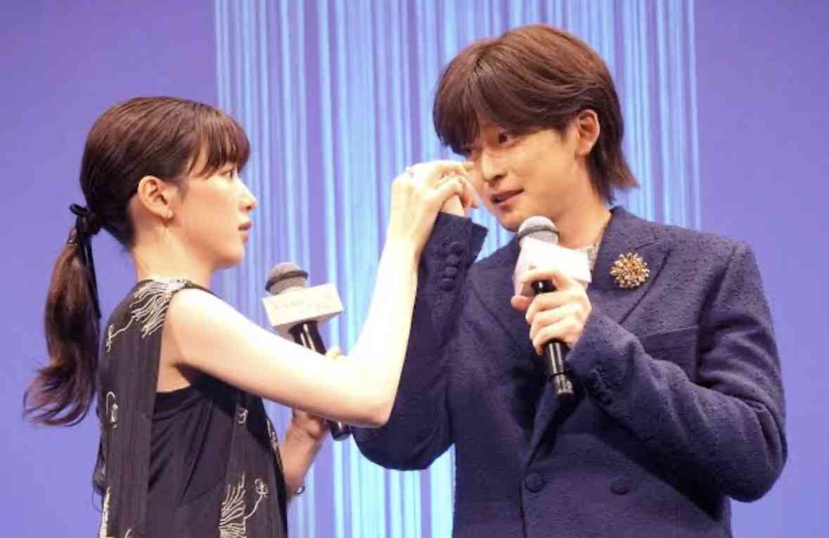 【永野芽郁と三角関係】坂口健太郎　ド派手短パンメガネ姿も“骨くっきり”の激やせ具合に広がる心配