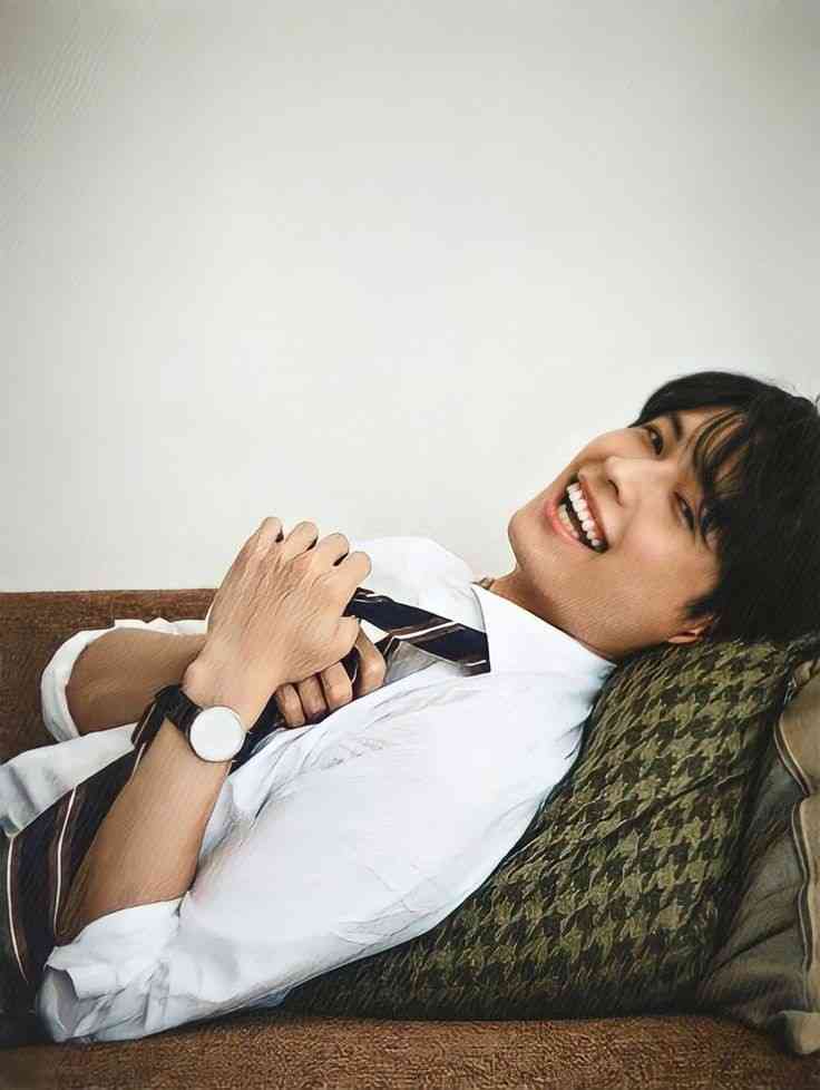 【永野芽郁と三角関係】坂口健太郎　ド派手短パンメガネ姿も“骨くっきり”の激やせ具合に広がる心配