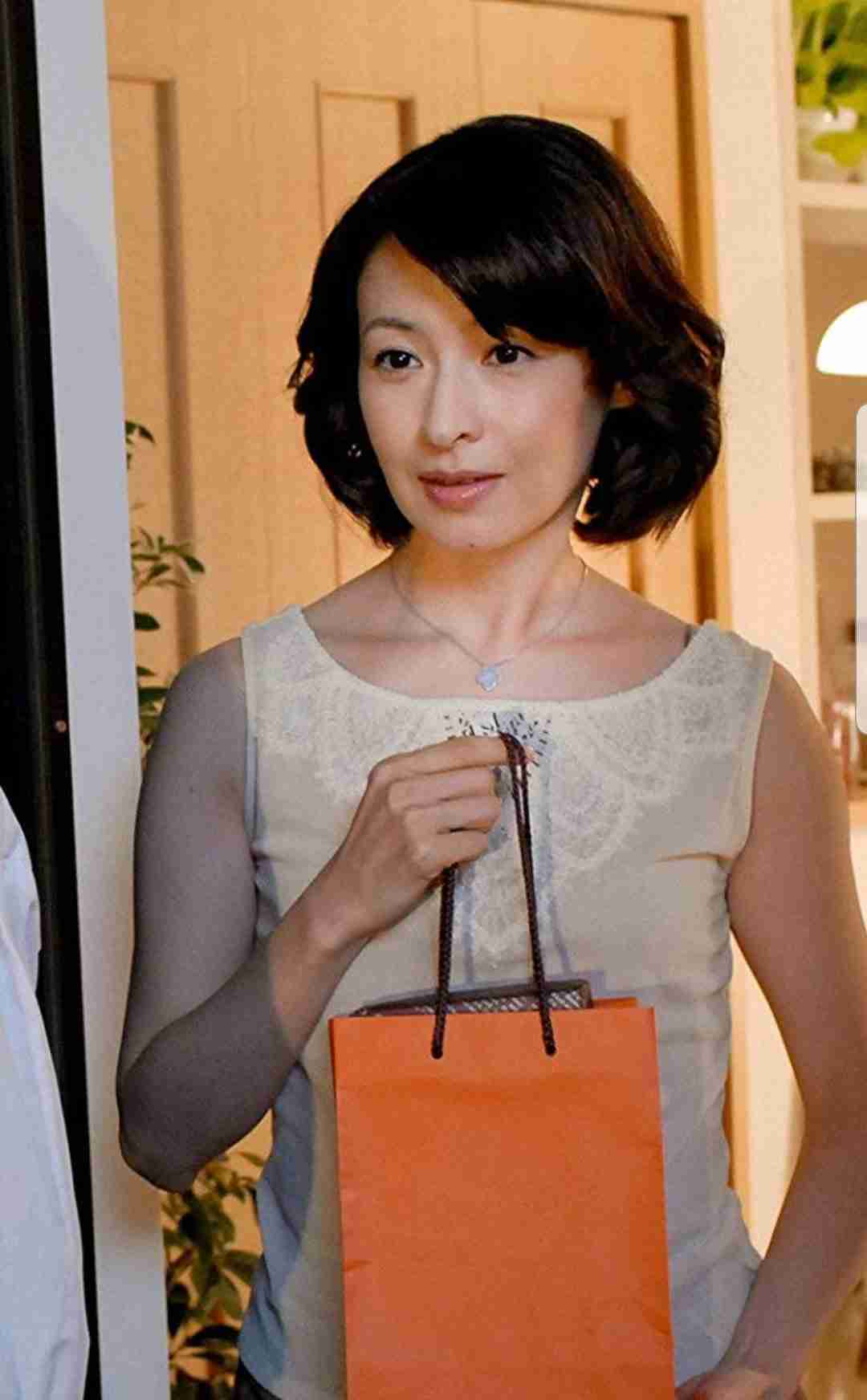 指原莉乃、高級ジュエリー“ヴァンクリ”で230万の時計&ピアス2個を購入「景気良くてさいこう!!」「嫌味がなくていいー!!」