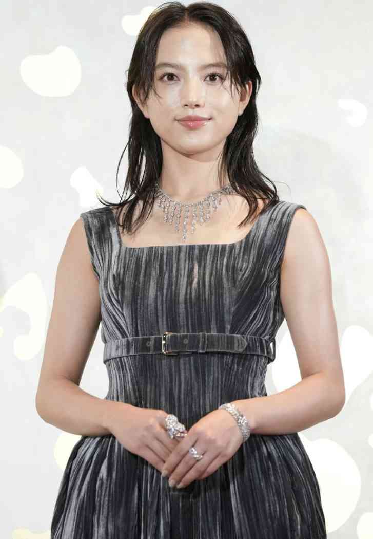 戸田恵梨香:ご褒美時間は「家族と過ごす毎日」 美ボディーライン際立つ黒ドレス姿で銀座カルティエへ