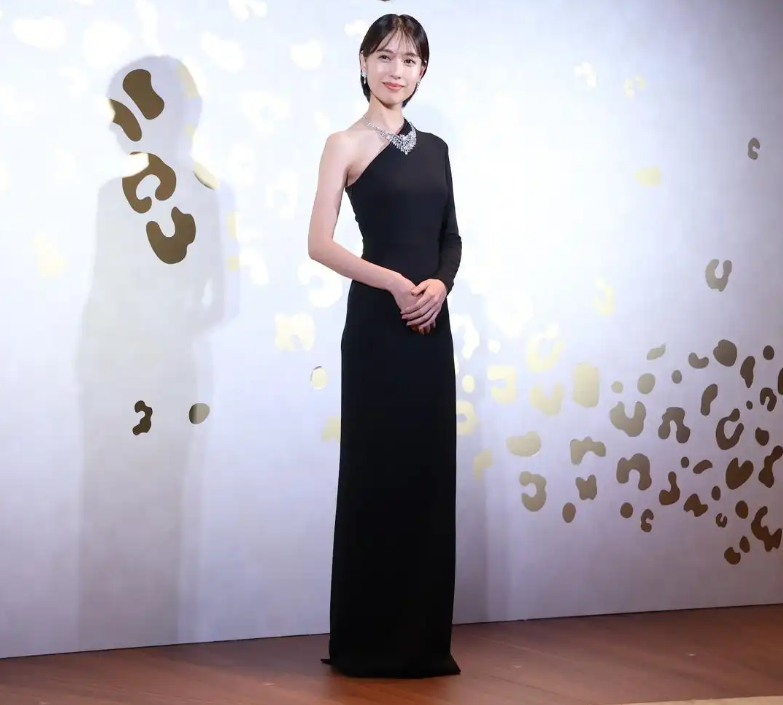 戸田恵梨香:ご褒美時間は「家族と過ごす毎日」 美ボディーライン際立つ黒ドレス姿で銀座カルティエへ