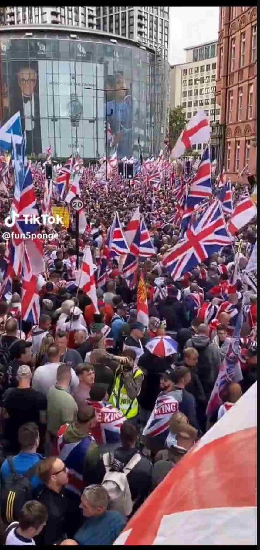 ロンドンで難民排斥10万人デモ　反対する団体と一触即発に