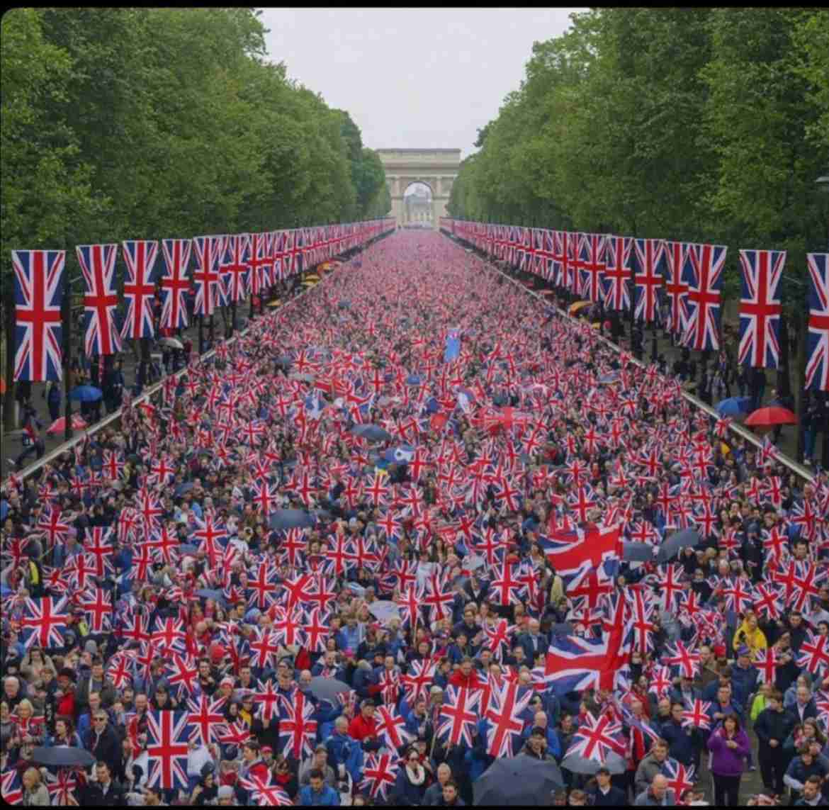 ロンドンで難民排斥10万人デモ　反対する団体と一触即発に