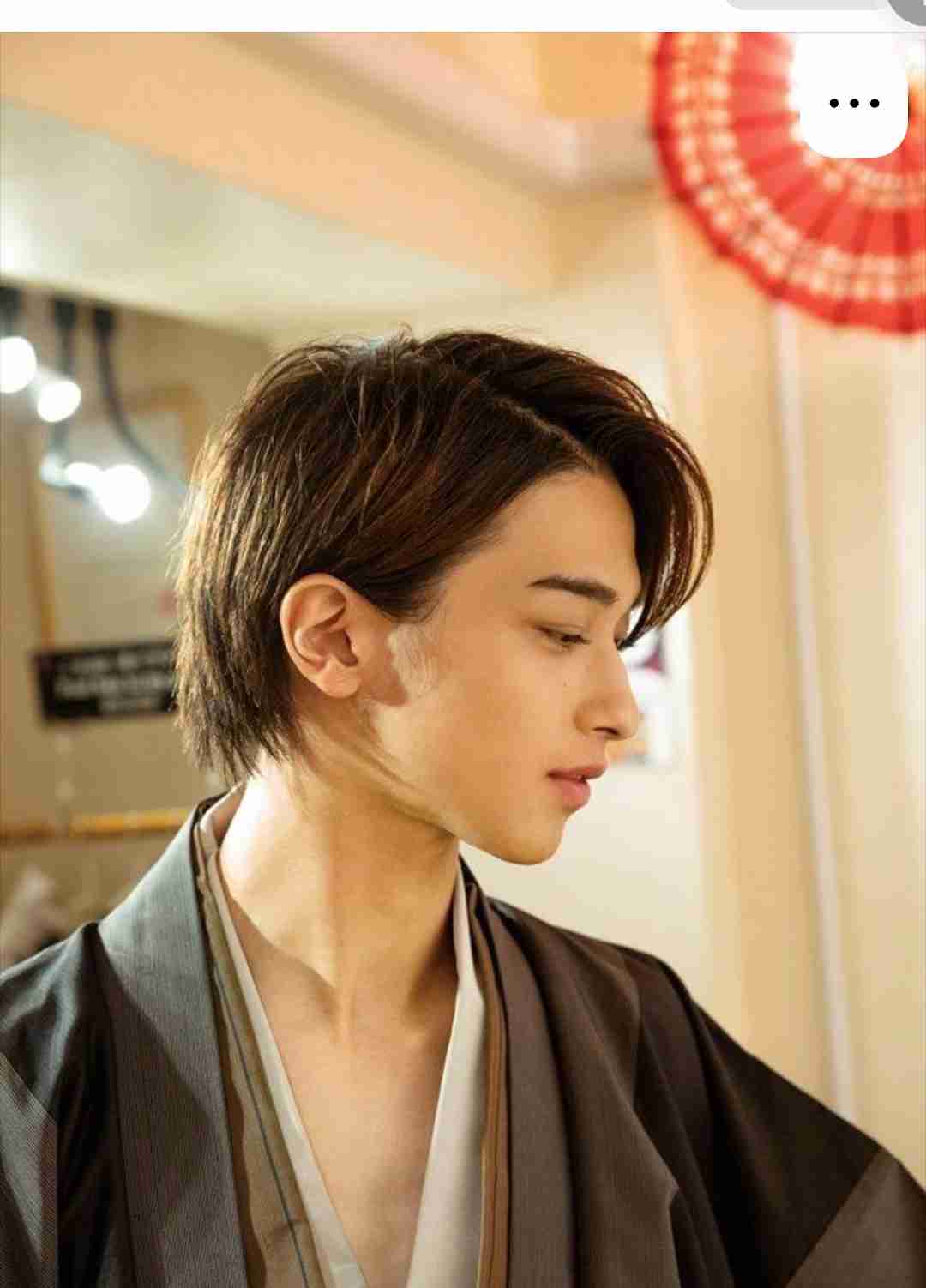 横顔の綺麗な有名人を貼るトピ