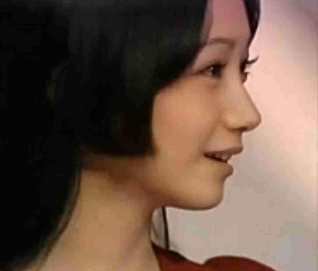 横顔の綺麗な有名人を貼るトピ
