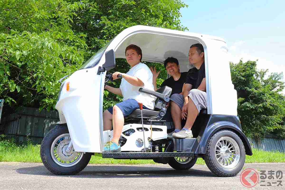 郵便局に軽乗用車衝突…運転は高齢女性「アクセルとブレーキを間違えた」同乗の孫が軽傷見込み 郵便局は営業中止に