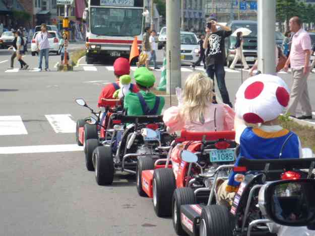 東京で子育ては無理ゲー！？「ジーンズNG」「夫の職業と車種を自己紹介で…」あまりの“異常”ルールにSNS悲鳴！ ママ友の監視社会と高すぎるコストに共感300万回超