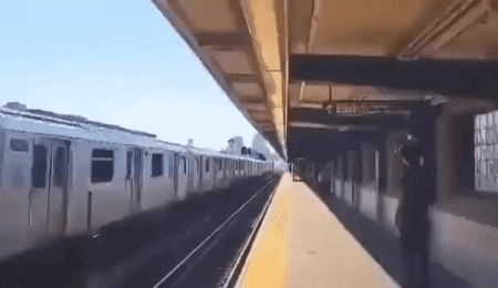 「地下鉄サーフィン」中の事故か、10代の少女2人が駅で死亡 米NY