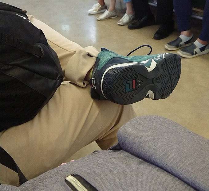 【電車】男性が股を広げて座ってるのが嫌な人〜【閉じろよ】